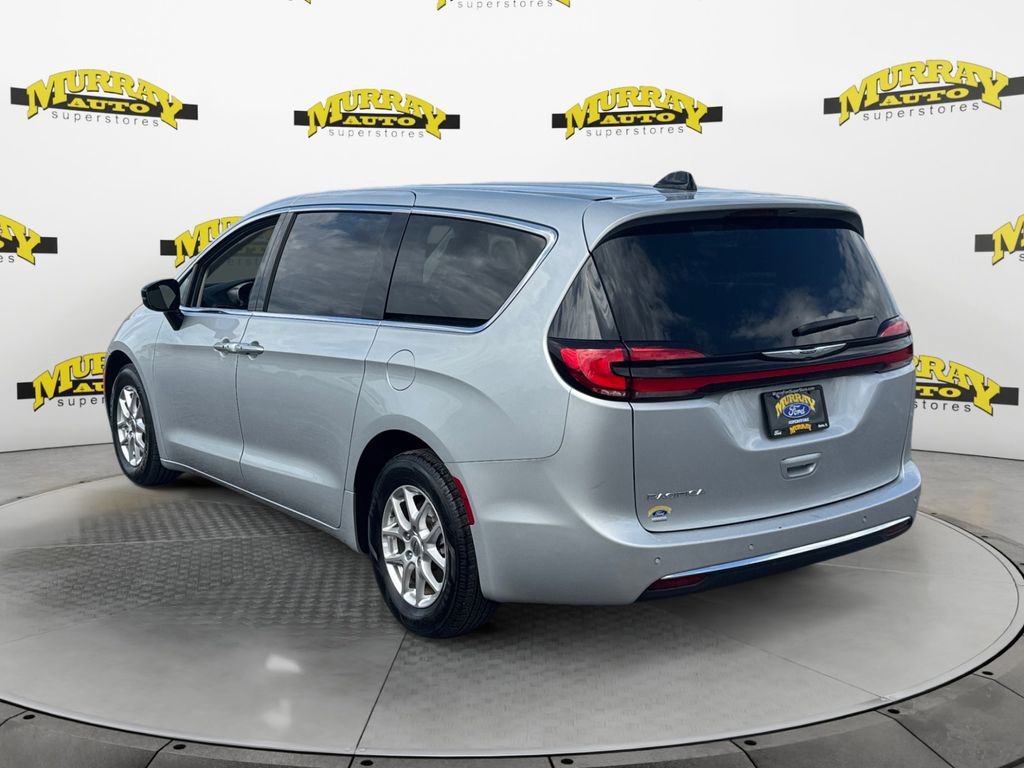 Used 2024 Chrysler Pacifica Touring-L image 3