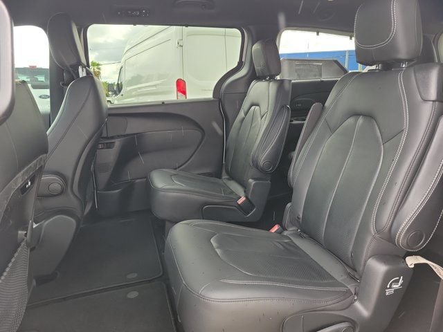 Used 2021 Chrysler Pacifica Touring-L w/ Premium & Safety Sphere Group FWD image 14