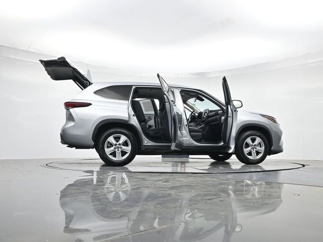 Used 2024 Toyota Highlander LE image 52
