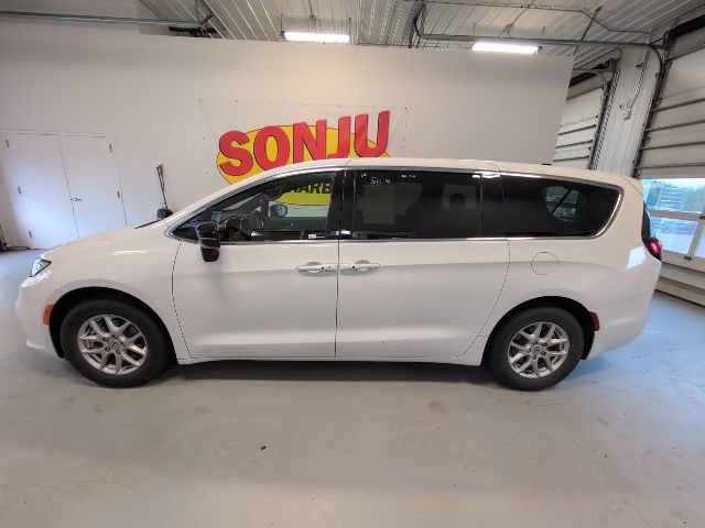Used 2025 Chrysler Pacifica Select FWD image 2