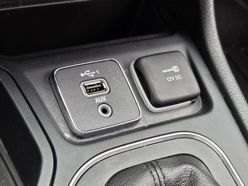 Used 2019 Jeep Cherokee Latitude Plus FWD image 29