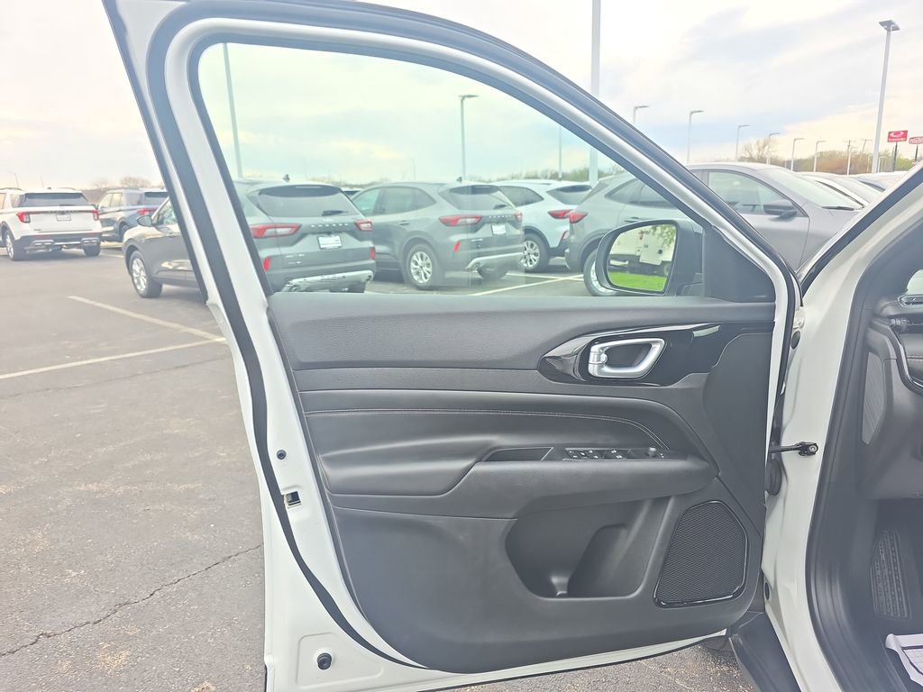 Used 2022 Jeep Compass Latitude FWD image 15