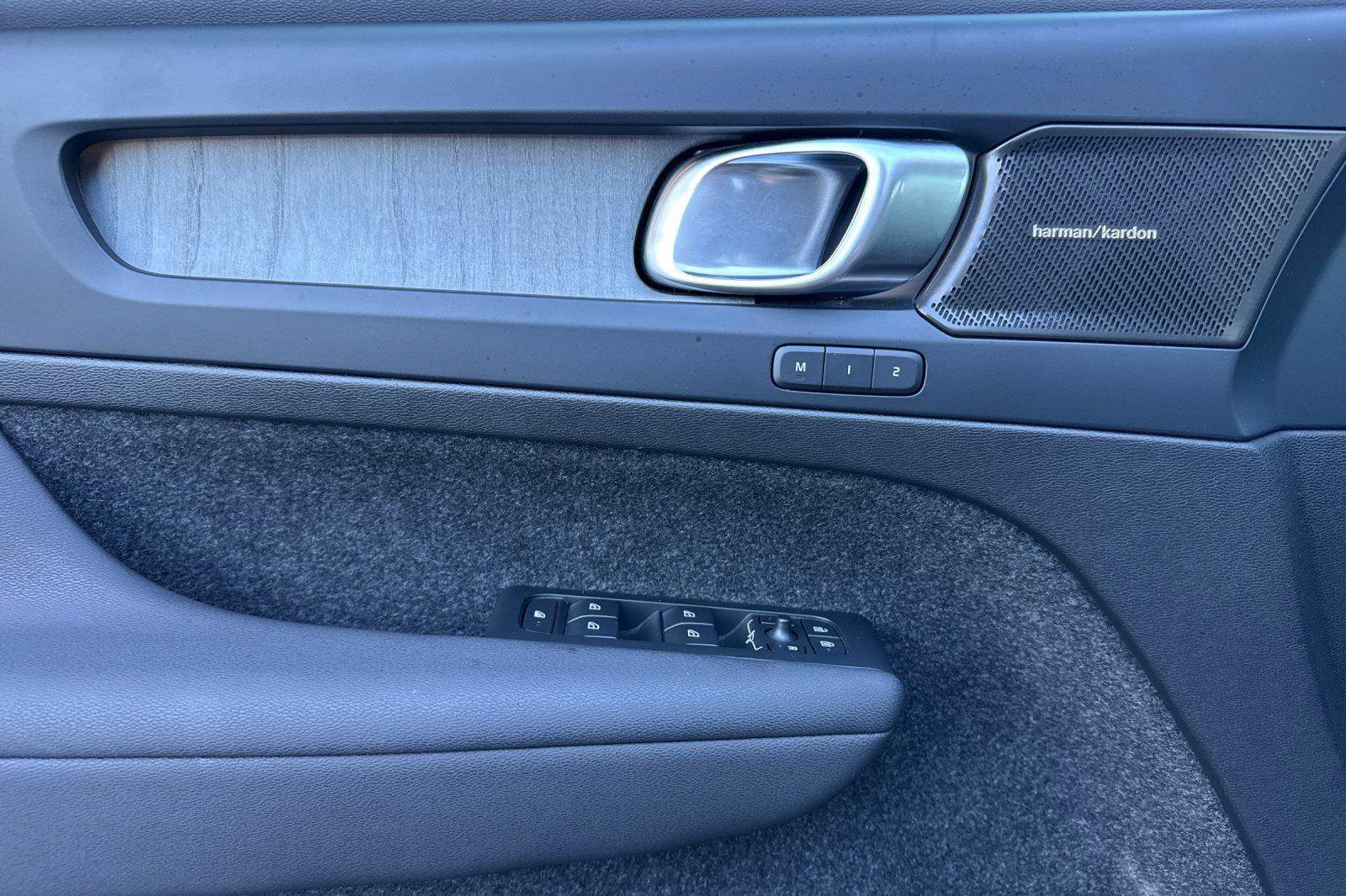 Used 2023 Volvo XC40 B5 Ultimate w/ Protection Package Premier image 16