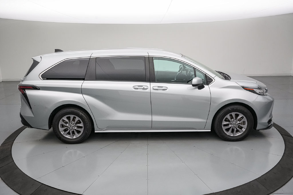 Used 2023 Toyota Sienna LE FWD image 3