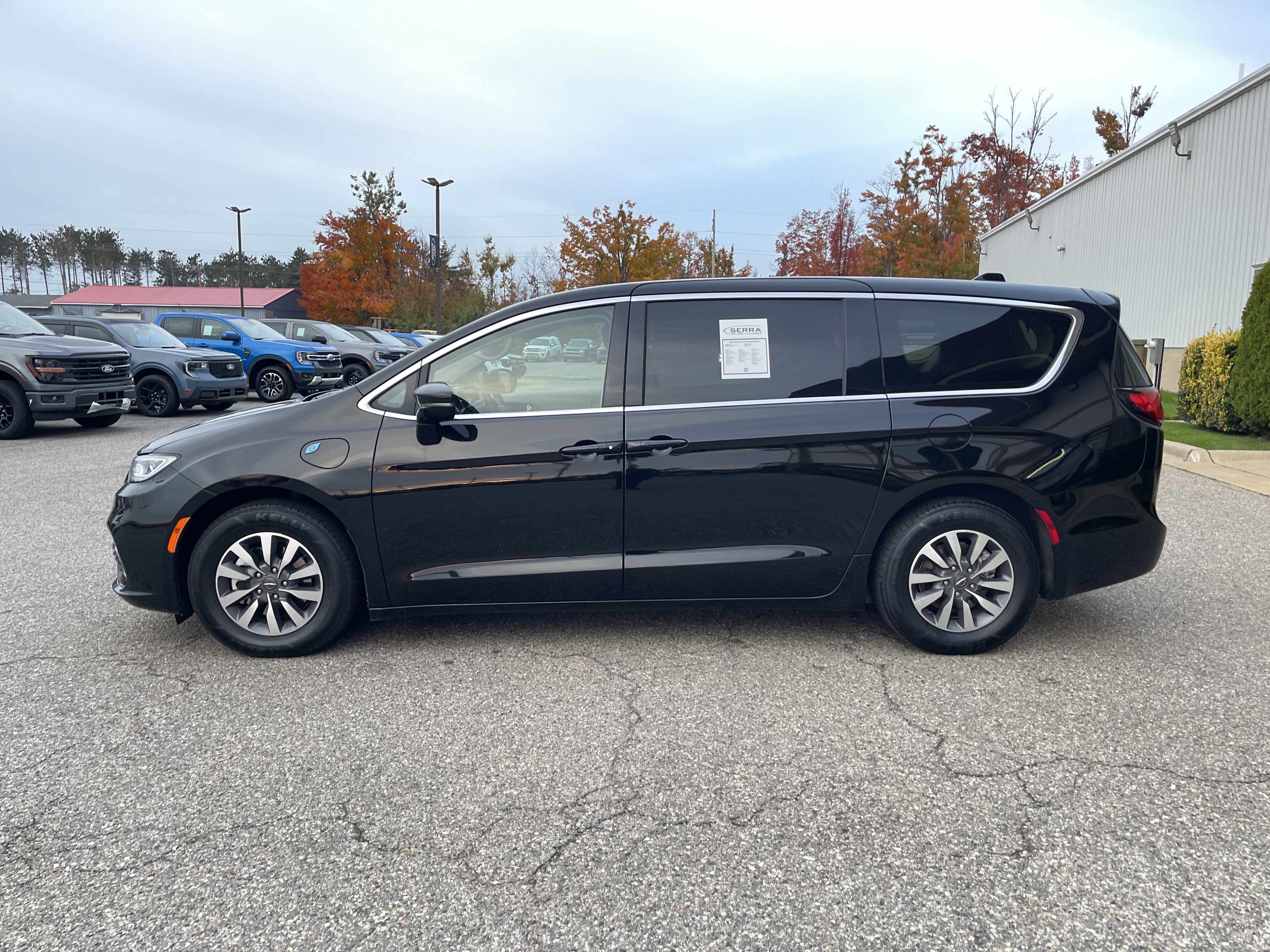 Used 2024 Chrysler Pacifica Limited FWD image 7