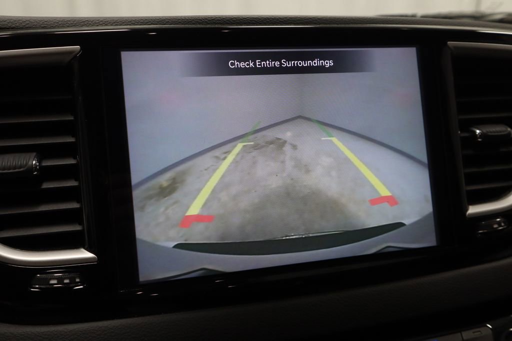 Used 2022 Chrysler Pacifica Touring-L FWD image 3