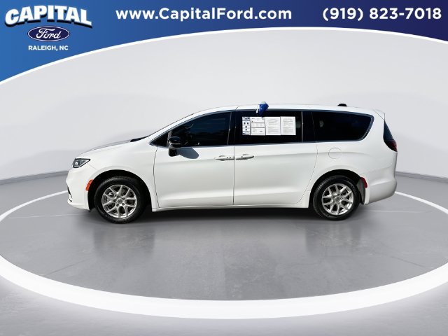 Used 2025 Chrysler Pacifica Select FWD image 5
