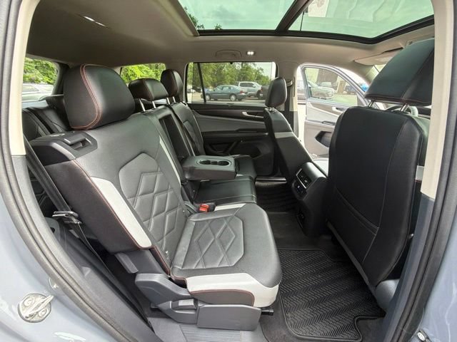 Used 2024 Volkswagen Atlas Peak Edition SE AWD/4WD image 37