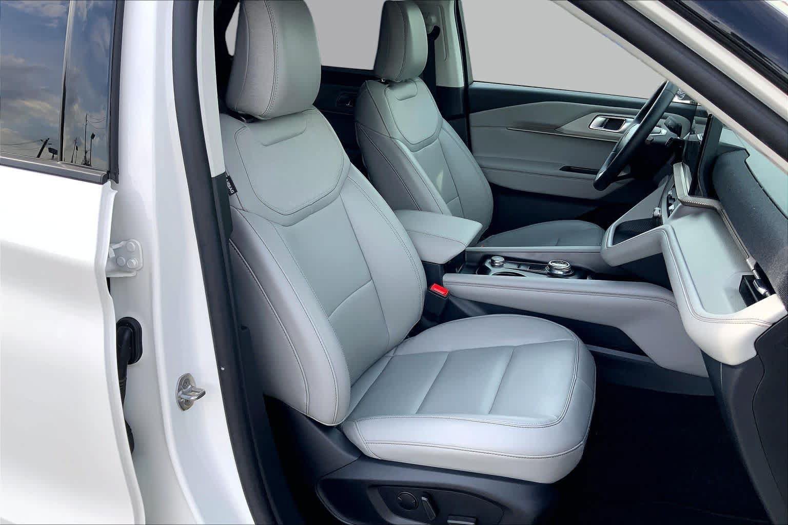 Certified 2025 Ford Explorer Active w/ Active Comfort Package RWD image 9