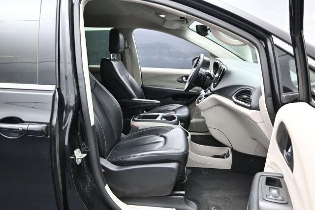 Used 2023 Chrysler Pacifica Touring-L FWD image 25