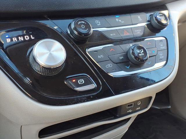 Used 2020 Chrysler Pacifica Touring-L image 16