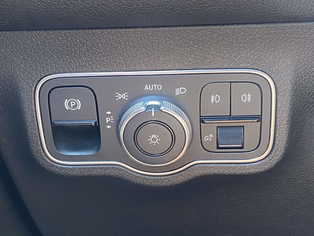 Used 2022 Mercedes-Benz GLB 250 w/ Premium Package Lite image 19