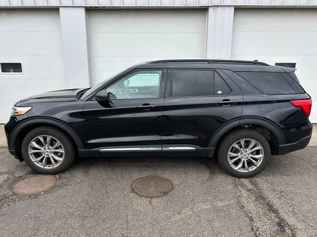 Certified 2023 Ford Explorer XLT w/ Equipment Group 202A AWD/4WD image 3