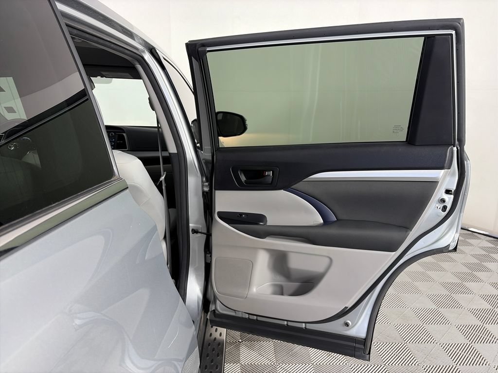 Used 2017 Toyota Highlander LE FWD image 25