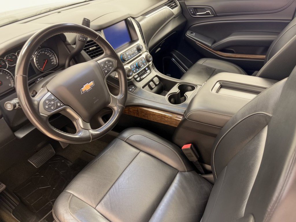 Used 2018 Chevrolet Suburban LT w/ Luxury Package AWD/4WD image 4