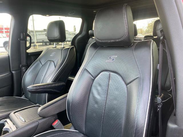 Used 2025 Chrysler Pacifica Limited image 11