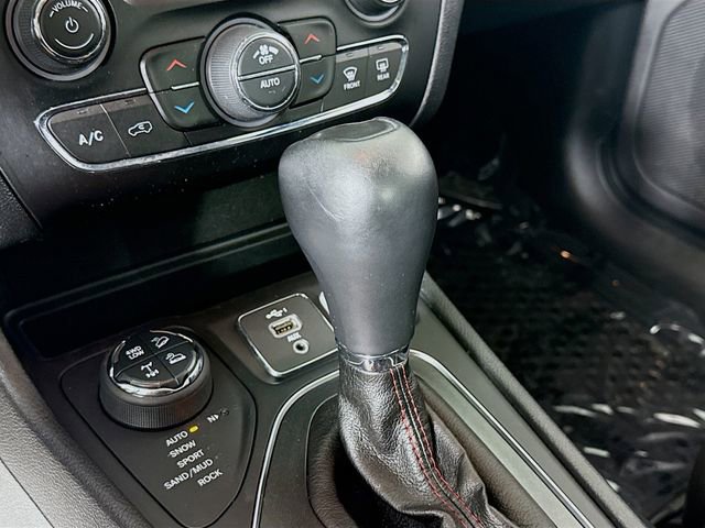 Used 2020 Jeep Cherokee Trailhawk w/ Technology Group image 16