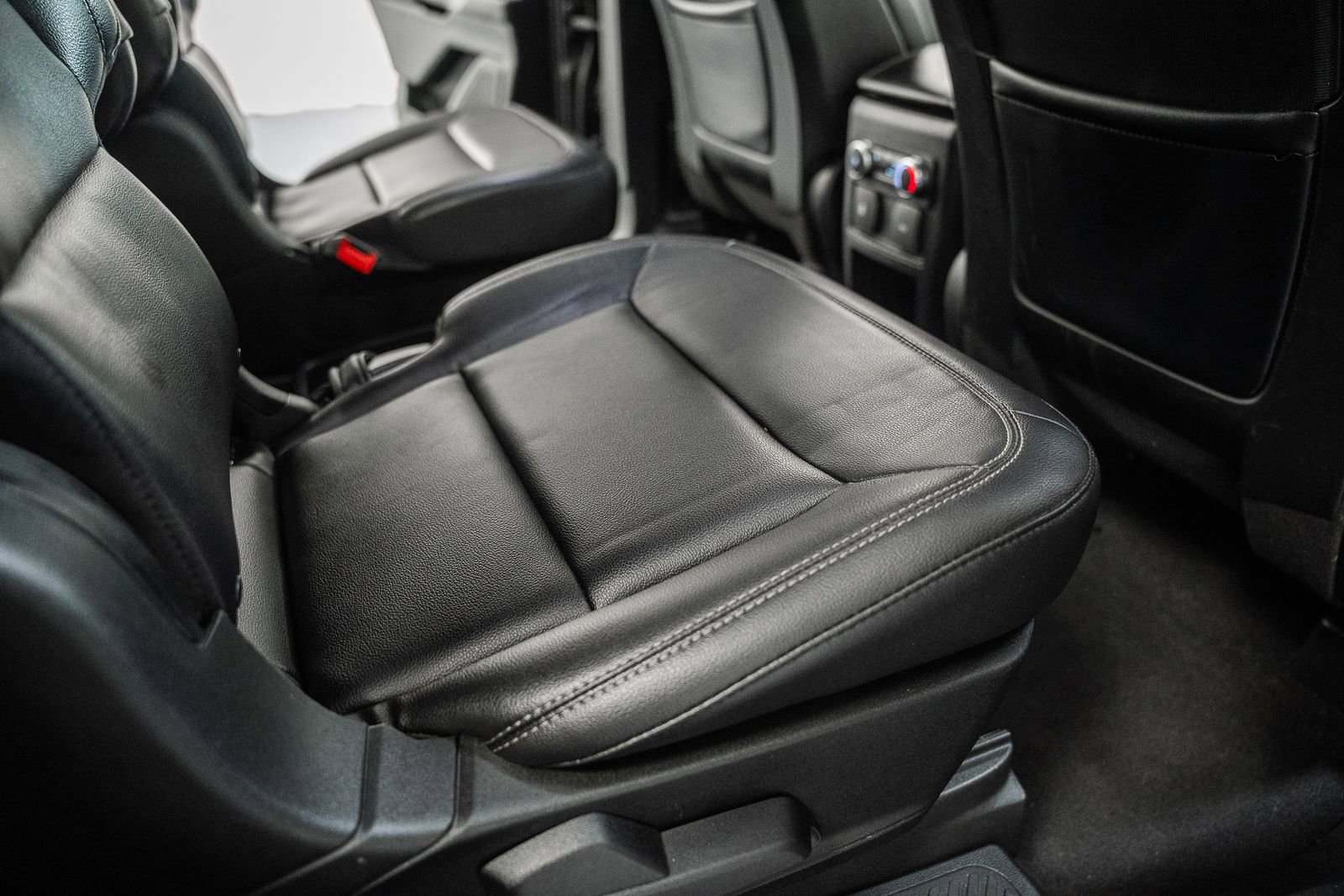 Certified 2020 Ford Explorer XLT w/ Equipment Group 202A image 39