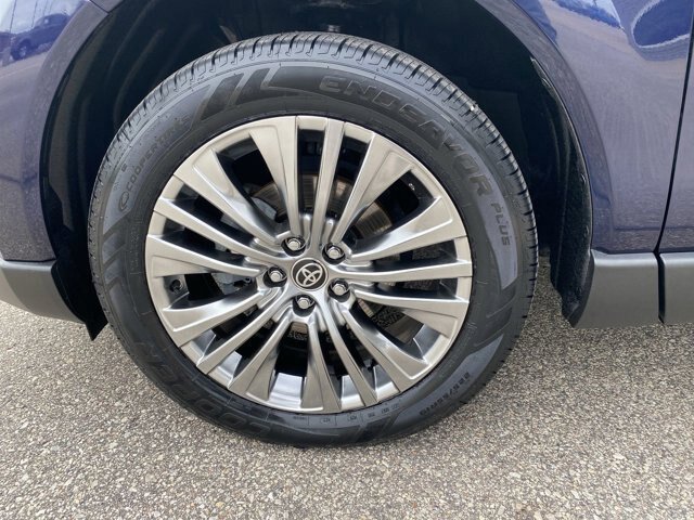 Used 2023 Toyota Venza XLE AWD/4WD image 10
