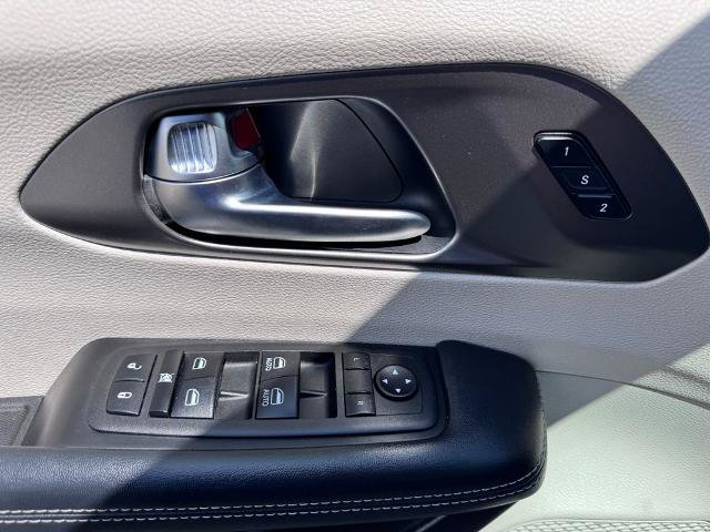 Used 2023 Chrysler Pacifica Touring-L FWD image 17