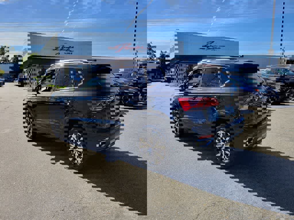 Used 2022 Volkswagen Taos SE FWD image 3