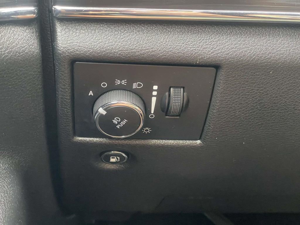 Used 2020 Jeep Grand Cherokee Limited image 13