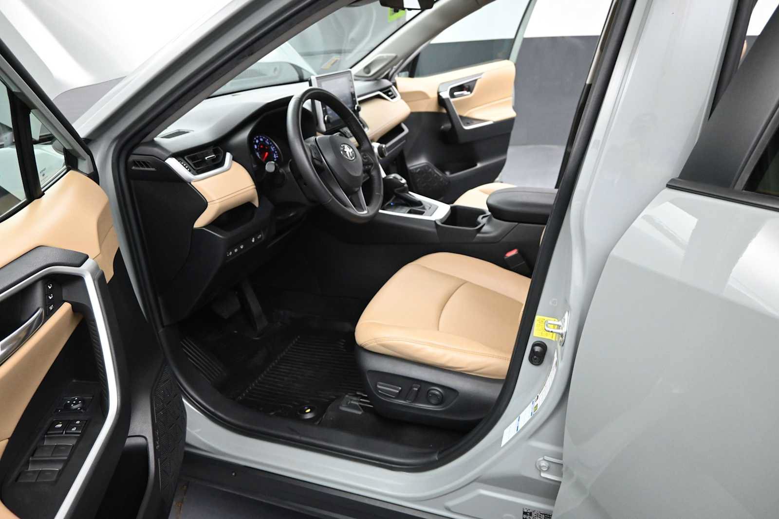 Used 2022 Toyota RAV4 XLE Premium AWD/4WD image 12