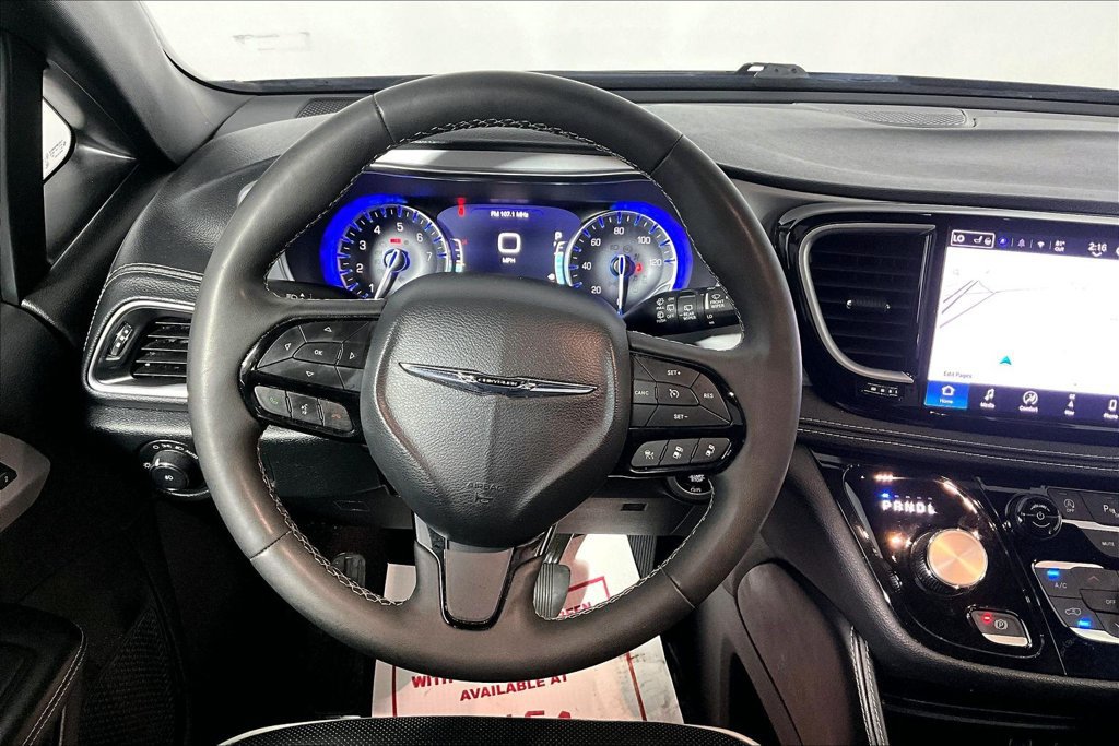 Used 2025 Chrysler Pacifica Limited FWD image 5