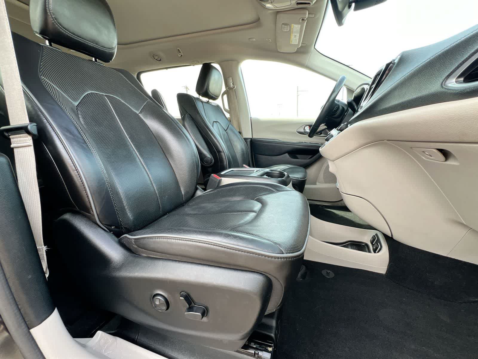 Used 2019 Chrysler Pacifica Limited w/ Tire & Wheel Group FWD image 21