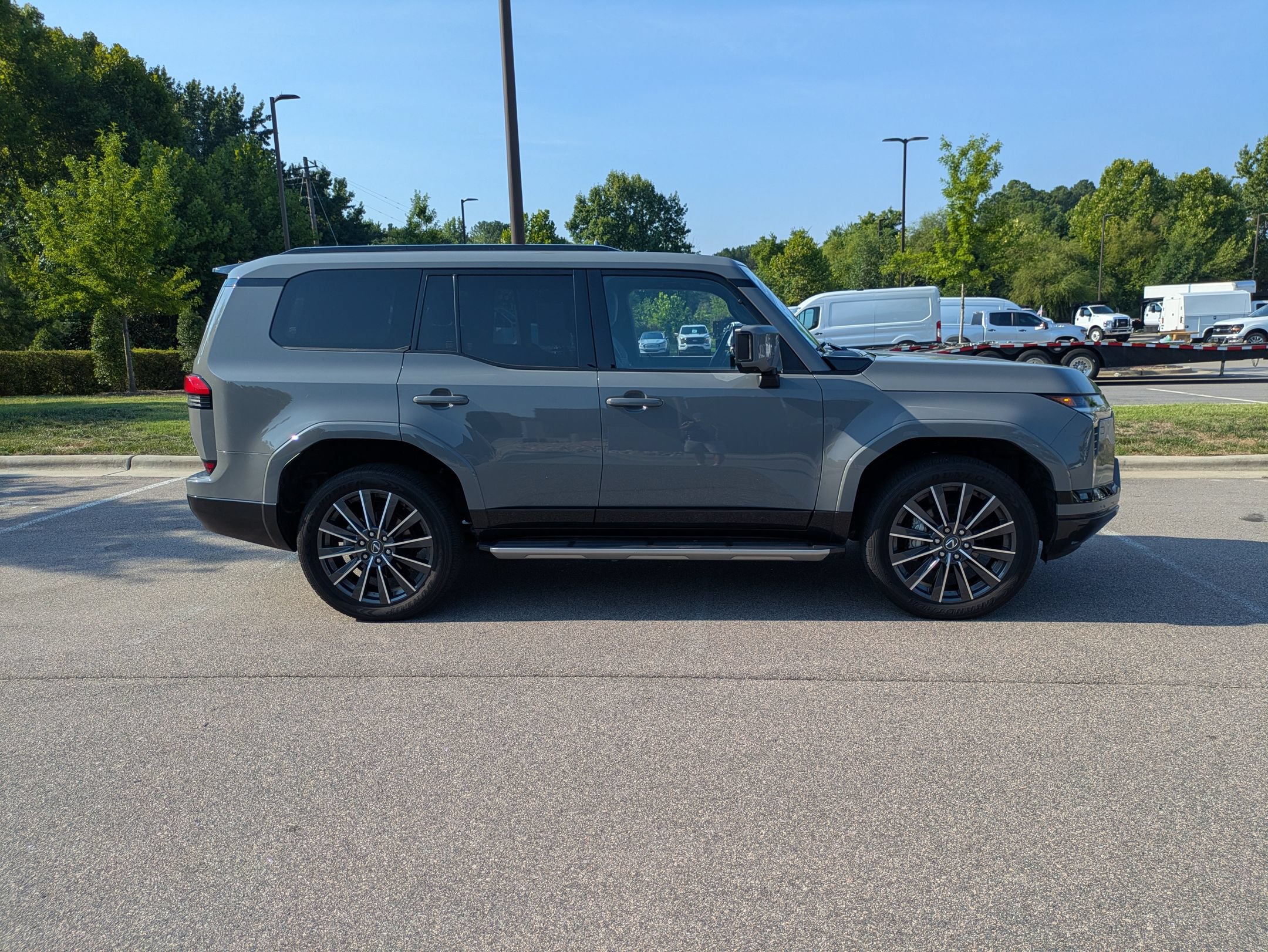 Used 2024 Lexus GX 550 w/ Accessory Package (Z1) AWD/4WD image 3