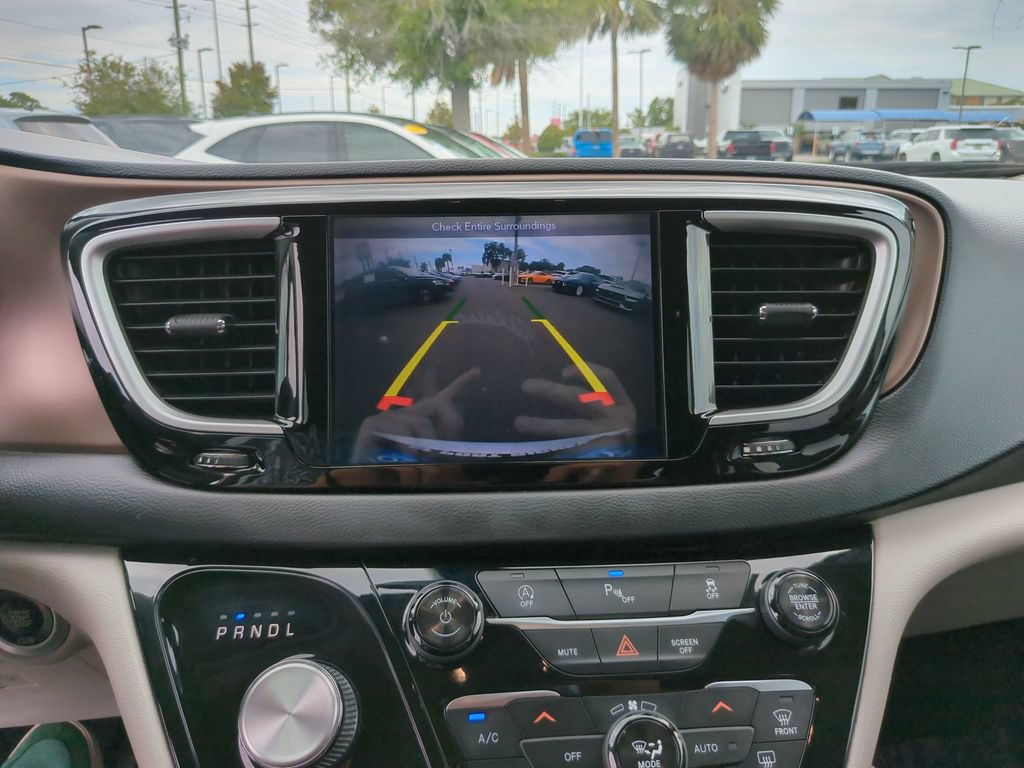Used 2018 Chrysler Pacifica Touring-L FWD image 26