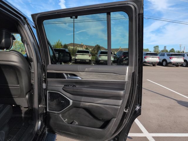 Used 2022 Jeep Wagoneer Series III AWD/4WD image 15