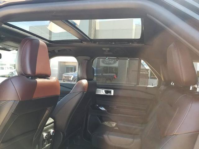 Certified 2023 Ford Explorer Platinum w/ Technology Package AWD/4WD image 17