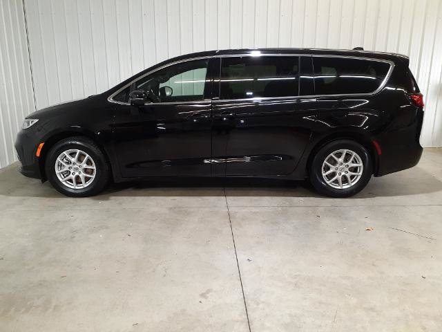 Used 2025 Chrysler Pacifica Select FWD image 7