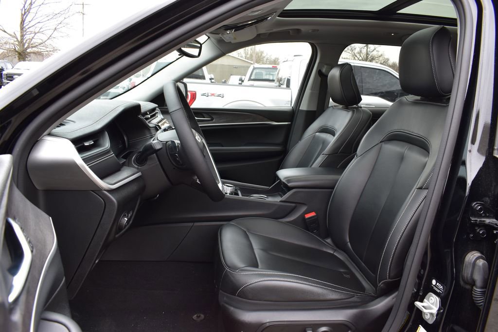 Used 2023 Jeep Grand Cherokee Limited w/ Black Appearance Package image 6