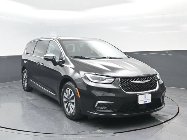 Used 2023 Chrysler Pacifica Limited FWD image 2
