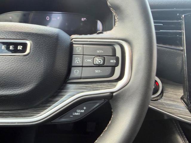 Used 2024 Jeep Wagoneer L Series II w/ Flexible Seating Group AWD/4WD image 16