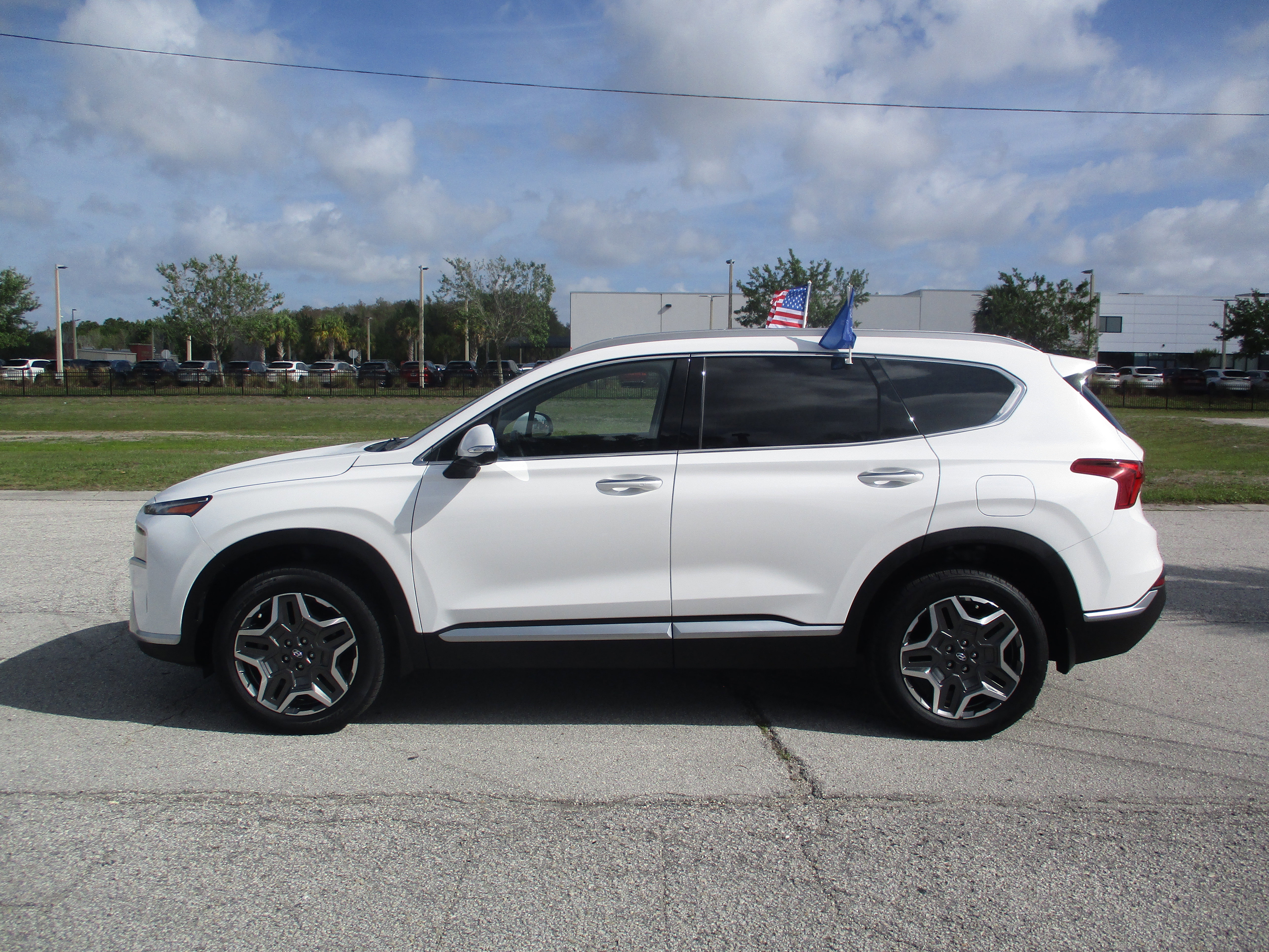 Used 2023 Hyundai Santa Fe Limited AWD/4WD image 2