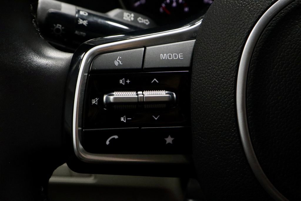 Used 2024 Kia Carnival LX image 28