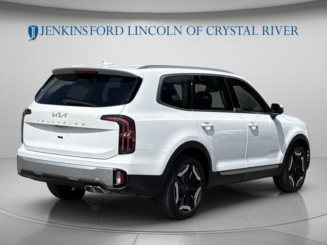 Used 2024 Kia Telluride EX w/ EX Captain's Chair Package FWD image 3