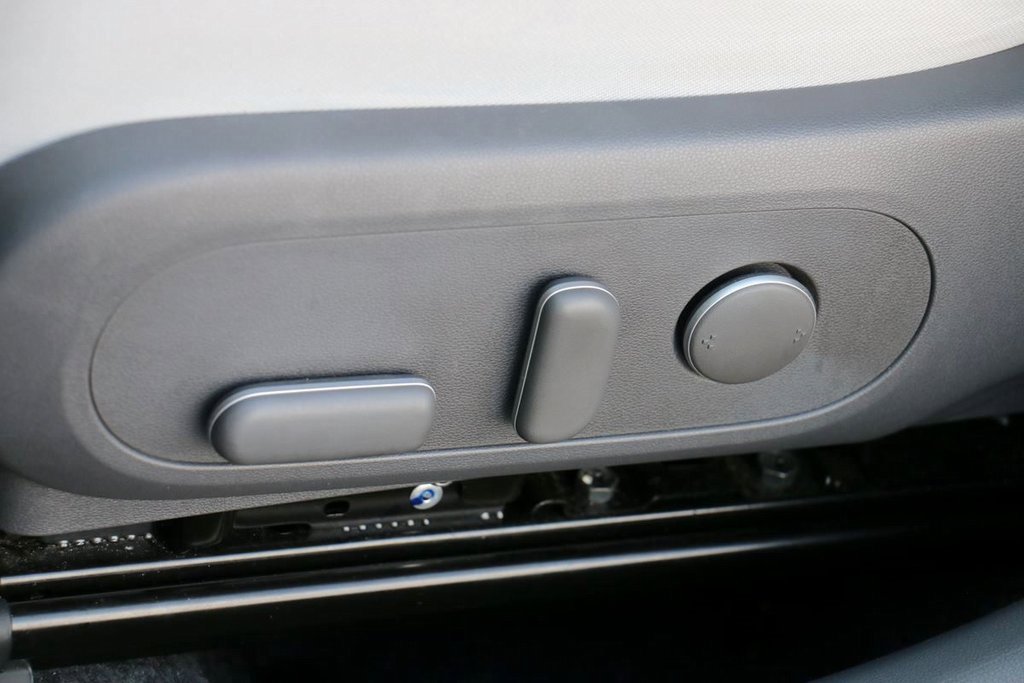 Used 2025 Hyundai Kona SEL image 18