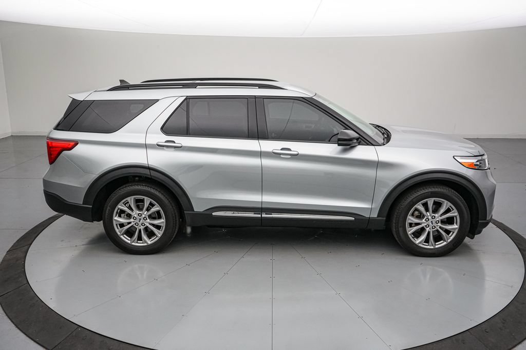 Certified 2024 Ford Explorer XLT w/ Equipment Group 202A AWD/4WD image 3
