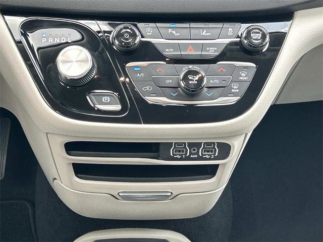 Used 2024 Chrysler Pacifica Touring-L image 16