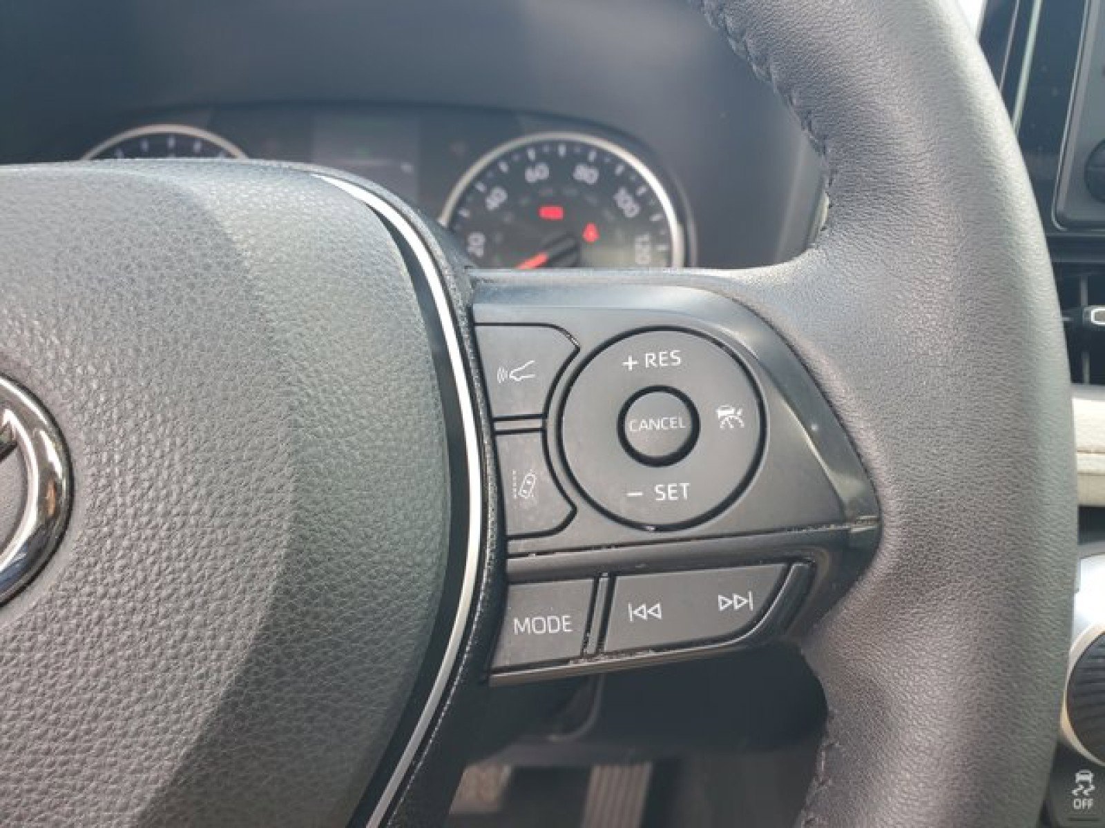 Used 2021 Toyota RAV4 XLE Premium image 20