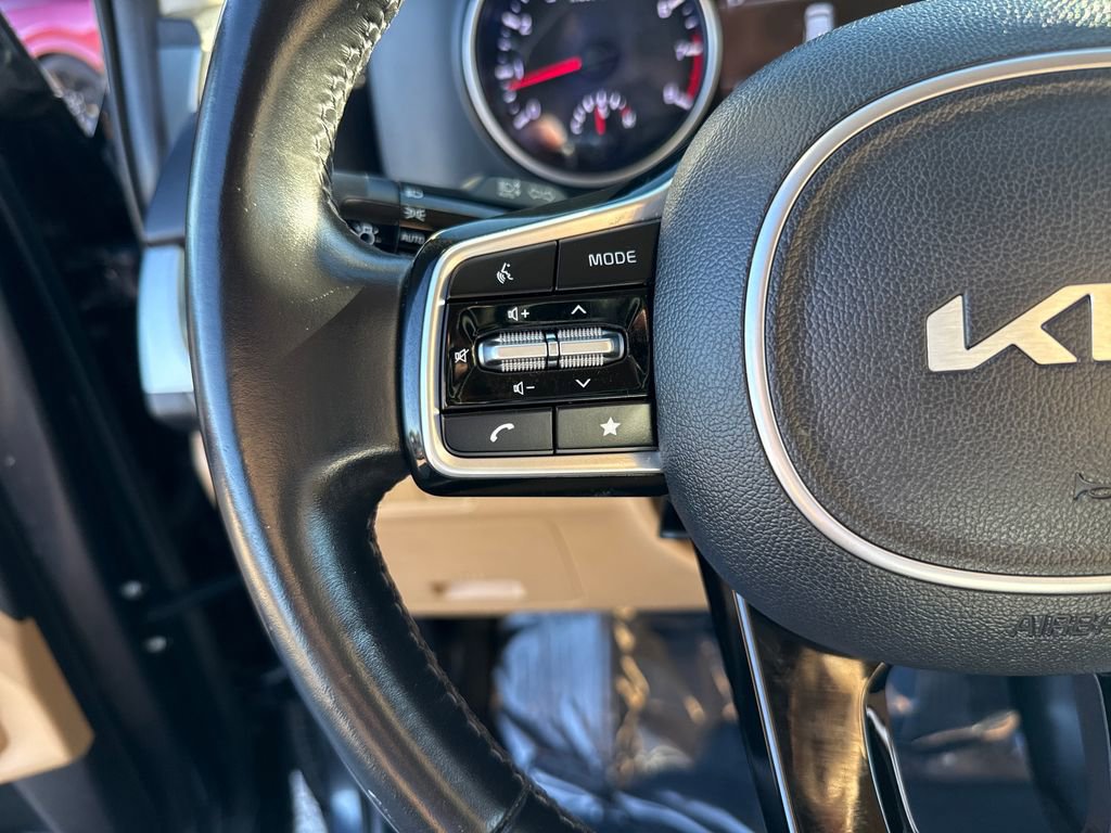 Used 2022 Kia Carnival LX image 17