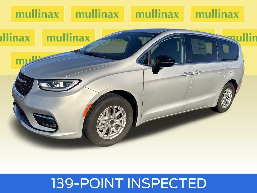Used 2024 Chrysler Pacifica Touring-L image 15