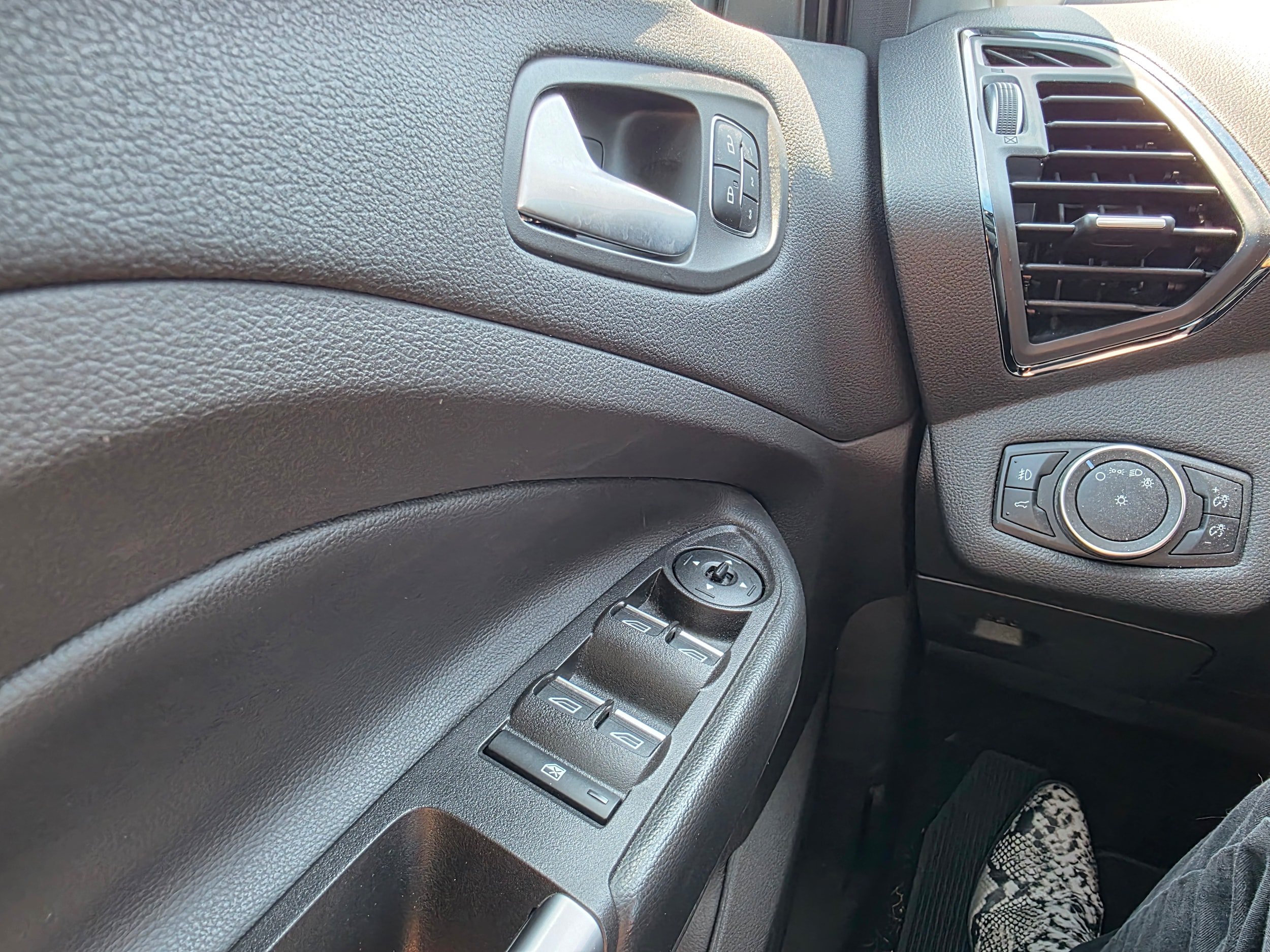 Certified 2019 Ford Escape Titanium AWD/4WD image 18