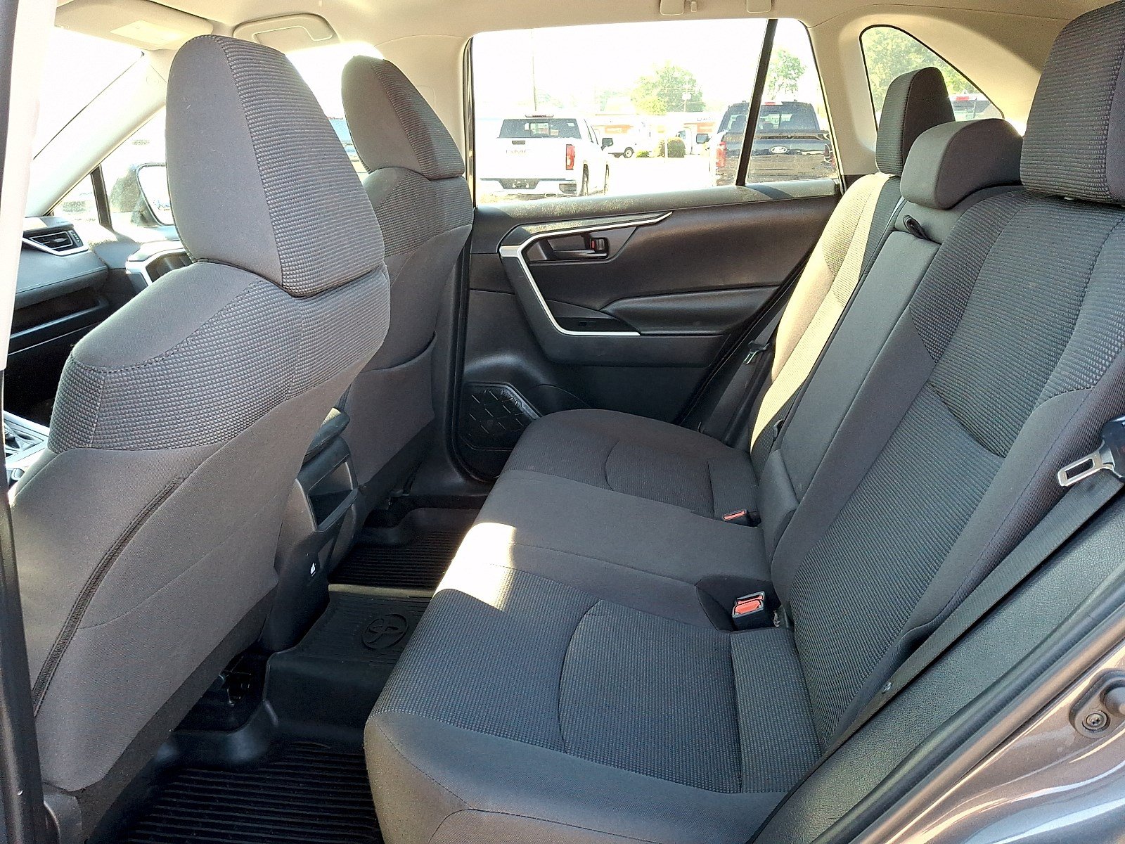 Used 2019 Toyota RAV4 LE FWD image 9