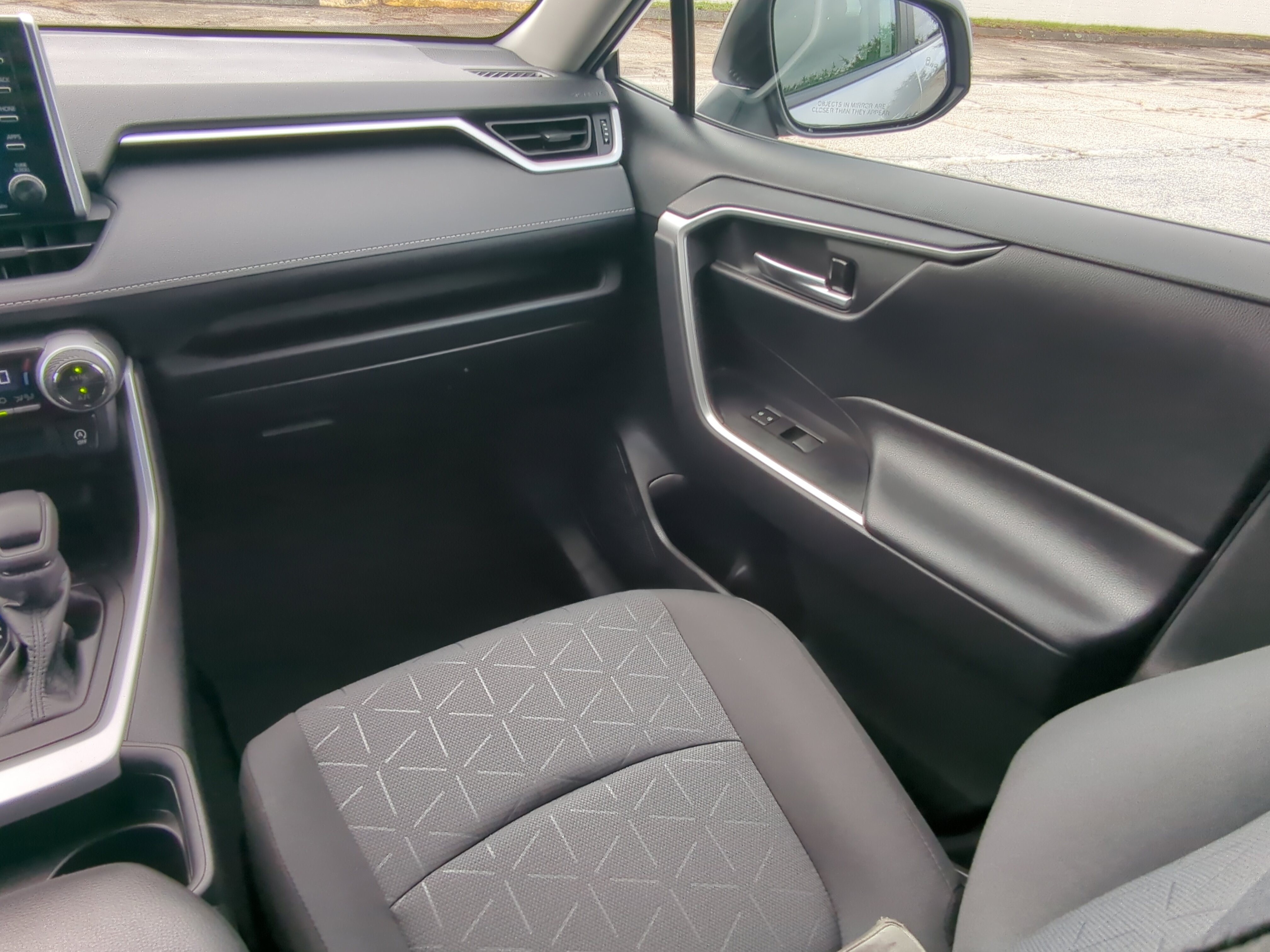 Used 2021 Toyota RAV4 XLE w/ Convenience Package FWD image 15