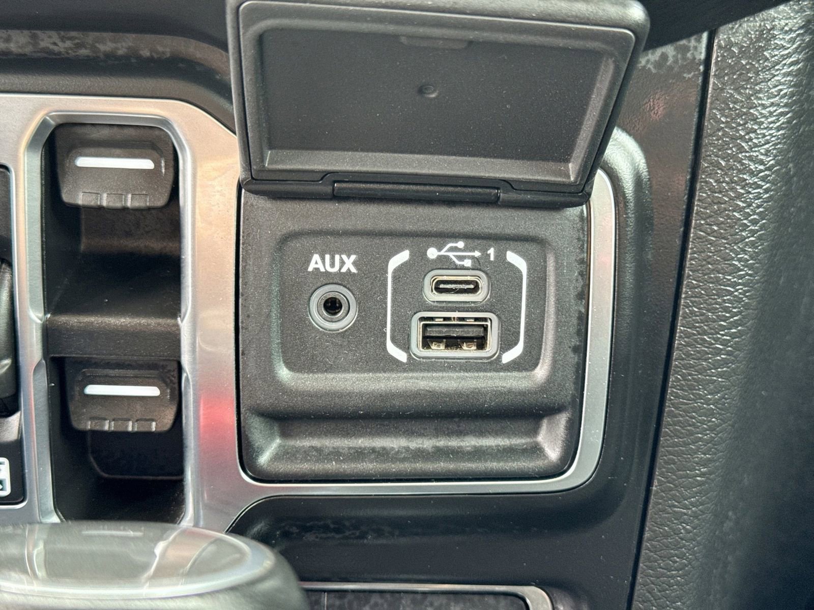 Used 2022 Jeep Wrangler Unlimited Sahara AWD/4WD image 34